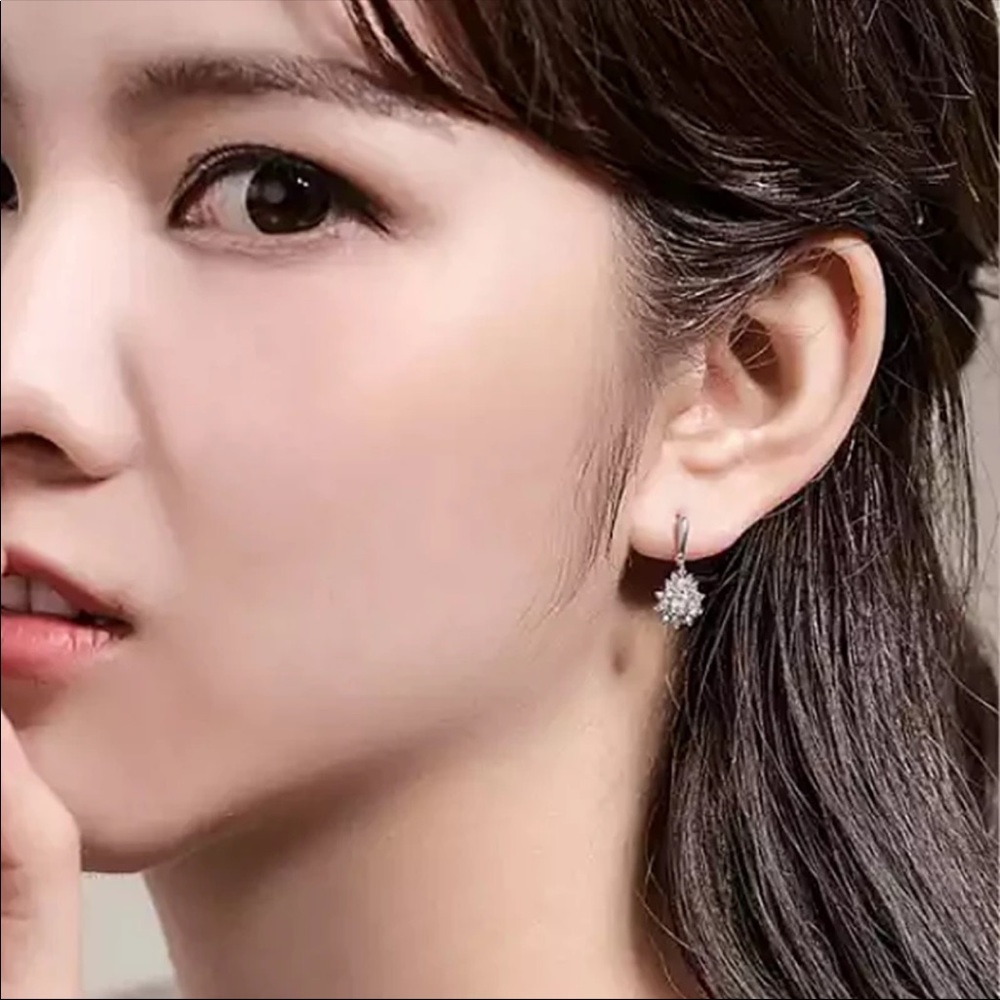 New Women’s Silver Plated Drop Diamond Earrings - Picture 6 of 6